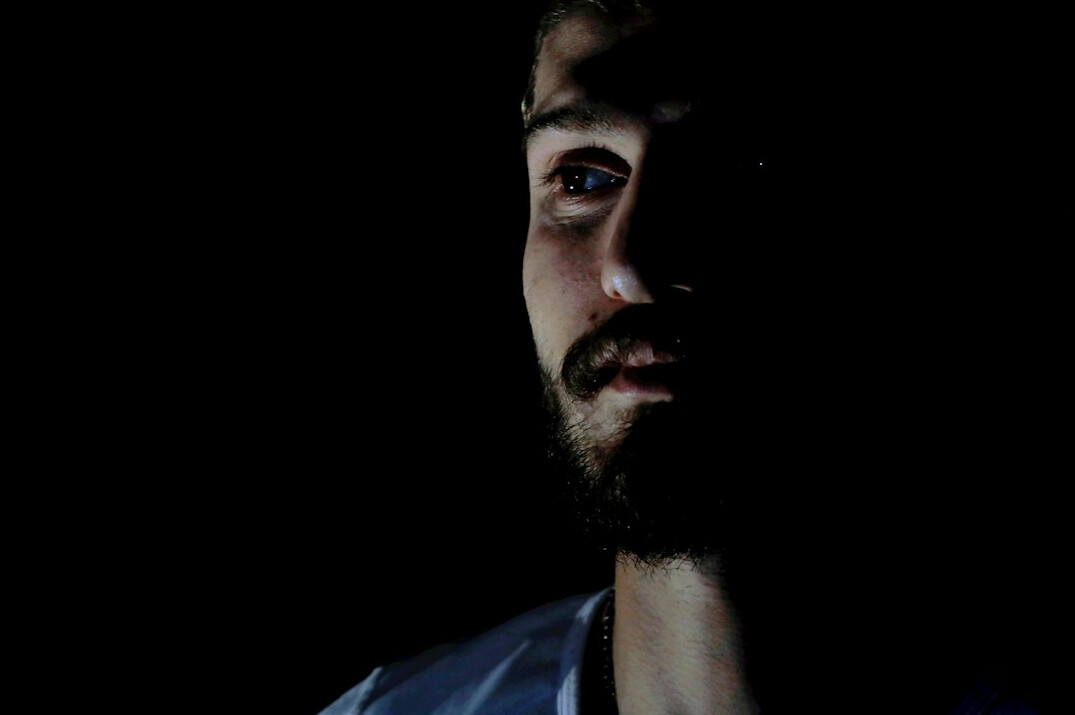 Retrato de homem português, colorista de cinema, em estúdio