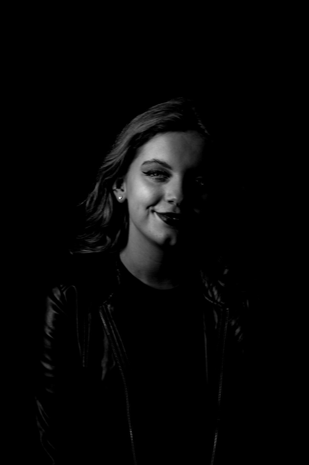 Retrato de mulher portuguesa, editora-chefe de vídeo, sorridente em estúdio